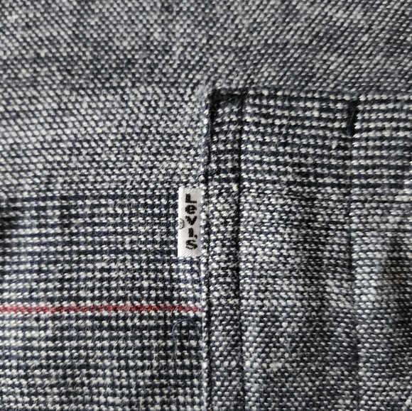 Levi's button down size Large - Picture 3 of 5
